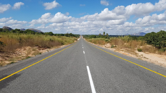 포스코건설이 개통한 아프리카 모잠비크 도로개선공사 전경사진.<포스코건설 제공>